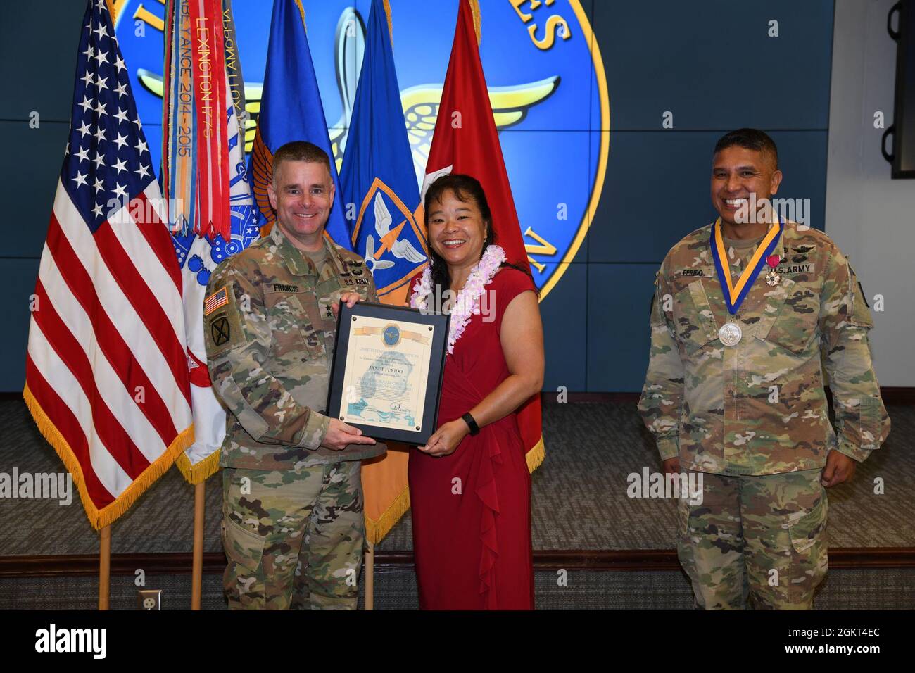 Janet Ferido, coniuge del col. George Ferido, comandante uscente della 110 brigata dell'Aviazione, è stato introdotto nell'Ordine onorevole di Anne Morrow Lindbergh per il suo servizio alla comunità dell'Aviazione per 26 anni a Fort Rucker, Alabama, 25 giugno 2021. Foto Stock