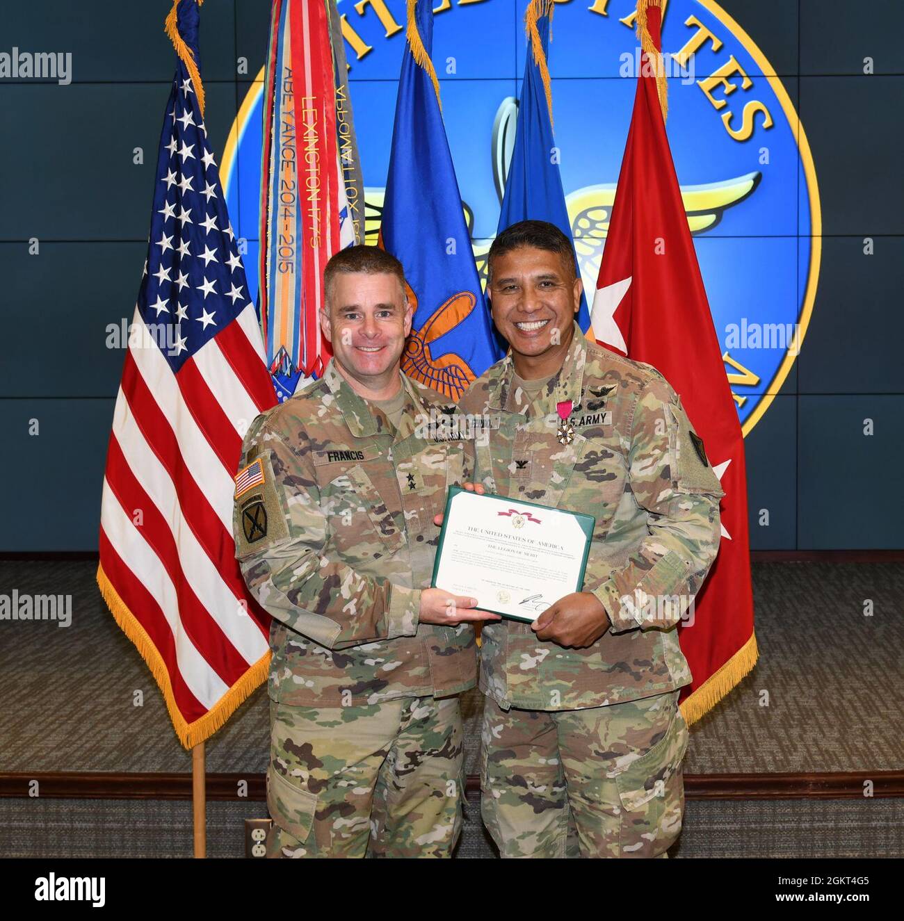 George Ferido, comandante uscente della 110 brigata dell'aviazione, riceve il premio Legion of Merit per il suo eccezionale servizio come comandante di brigata dal Gen. David Francis, comandante del centro di eccellenza dell'aviazione militare degli Stati Uniti, poco prima della cerimonia di cambio di comando di brigata a Fort Rucker, Alabama, Giugno 25, 2021. Foto Stock
