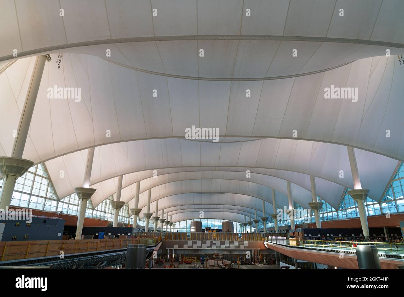 DENVER, CO -10 Apr 2021 - Vista interna del Jeppesen Terminal con tetto a tenda bianco all'Aeroporto Internazionale di Denver, o DIA (DEN). Foto Stock