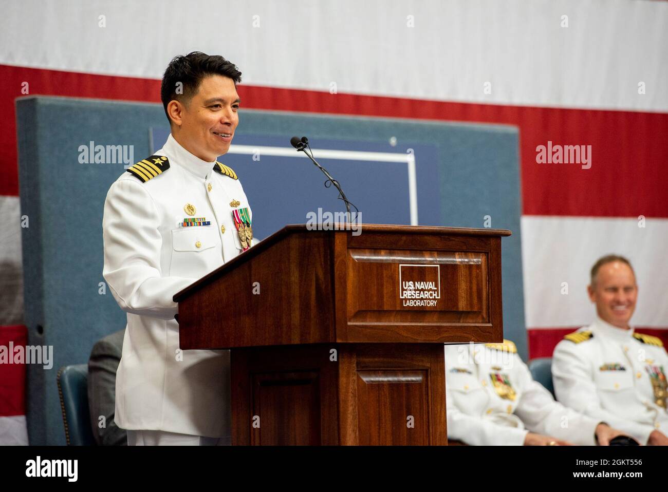 Il Capitano Ricardo Vigil, ufficiale di comando del Naval Research Laboratory (NRL) degli Stati Uniti, dà le sue osservazioni di addio durante la cerimonia di cambio di comando NRL a Washington, D.C., 25 giugno 2021. Vigil fu sollevato come ufficiale comandante della NRL dal Capitano Gregorio Petrovic. Foto Stock