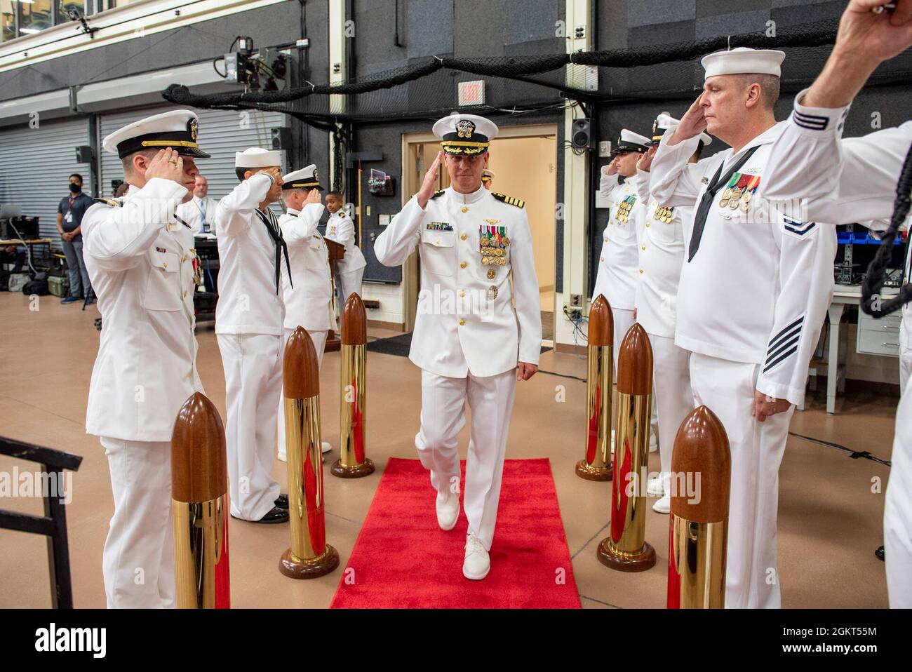 Il Capitano Gregory Petrovic, US Naval Research Laboratory (NRL) potenziale ufficiale di comando, è a bordo durante il cambio di comando NRL a Washington, D.C., 25 giugno 2021. Petrovic divenne il 41° NRL comandante per NRL. Foto Stock