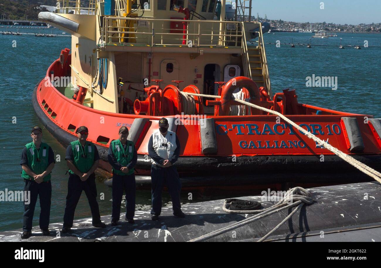 210625-N-CT127-0015 SAN DIEGO (25 giugno 2021)- i marinai assegnati al sottomarino ad attacco rapido di classe Los Angeles USS Scranton (SSN 756) partono dalla base navale di Point Loma, 25 giugno. Le forze militari degli Stati Uniti sono presenti e attive nel Pacifico e nei dintorni a sostegno di alleati e partner e di un indoPacifico libero e aperto per più di 75 anni. Foto Stock