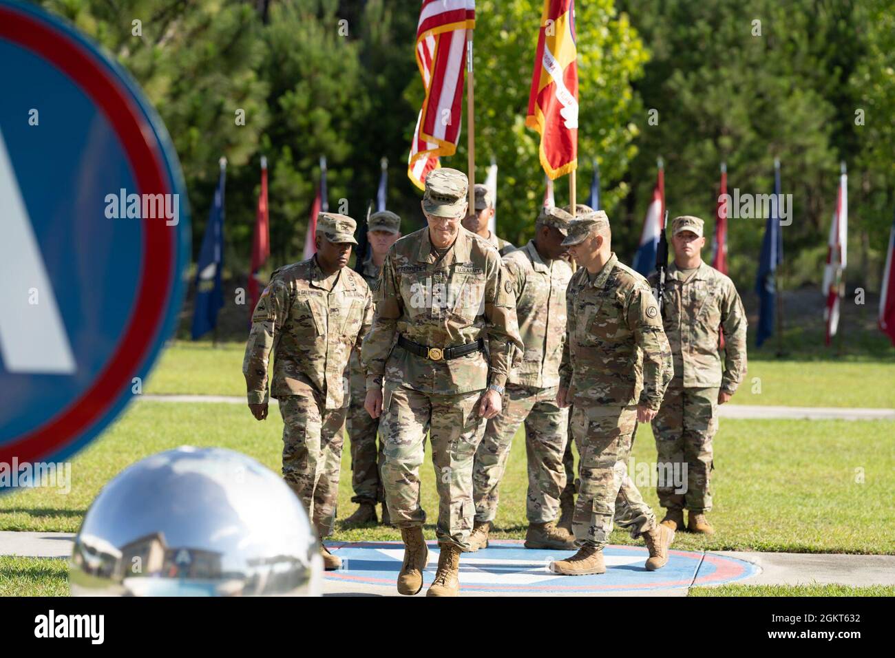 Terry Ferrell (centro), comandante centrale dell'Esercito degli Stati Uniti, comandante distaccante della quarta coordinazione sul campo di battaglia, il Colon. Sidney Knox (destra), e Comandante 4BCD entrante, il Colon. Thomas Caldwell (sinistra), si scambiano le parti durante una cerimonia di cambio di comando presso la sede della USARCENT, la base aerea di Shaw, S.C. 25 giugno 2021. Il momento della cerimonia significa il trasferimento del comando dal comandante uscente, Knox, al comandante entrante, Caldwell. Foto Stock