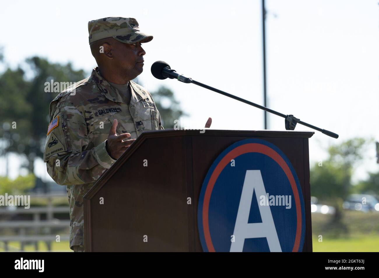 Il 4° Comandante entrante del coordinamento sul campo di battaglia, col. Thomas Caldwell, si rivolge al pubblico durante una cerimonia di cambio di comando presso la sede centrale dell'esercito degli Stati Uniti, la base dell'aeronautica militare di Shaw, S.C. 25 giugno 2021. La cerimonia del cambio di comando è una tradizione onorata nel tempo che rappresenta il trasferimento formale dell'autorità da un comandante all'altro. Foto Stock