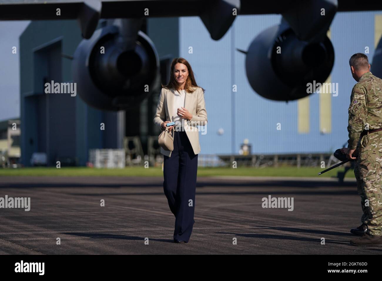 La duchessa di Cambridge cammina da un RAF C17 Globemaster durante una visita a RAF Brize Norton, vicino Oxford, per incontrare personale militare e civili che hanno aiutato gli afghani evacuare dal loro paese. Data foto: Mercoledì 15 settembre 2021. Foto Stock