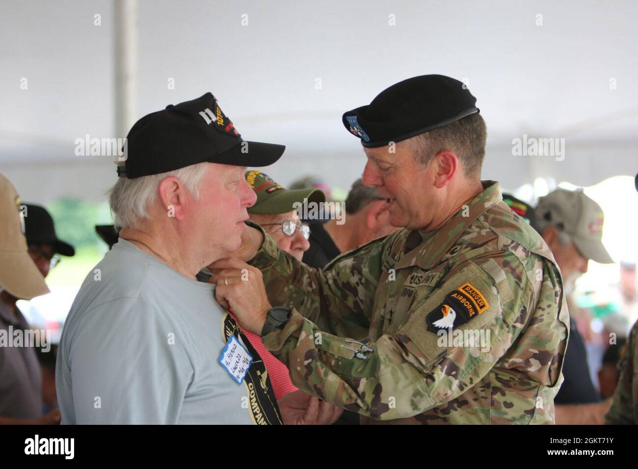 David “al” Herold, che ha servito con la 101° Divisione Airborne, durante la guerra del Vietnam con il 158° Reggimento aereo, riceve un distintivo di Assault Air dal Gen. JP McGee, comandante generale, 101° Divisione Airborne (Assault Air) E Fort Campbell giugno 25 durante una cerimonia onoraria di assalto ospitata alla scuola di assalto dell'aria di Sabalauski. Foto Stock