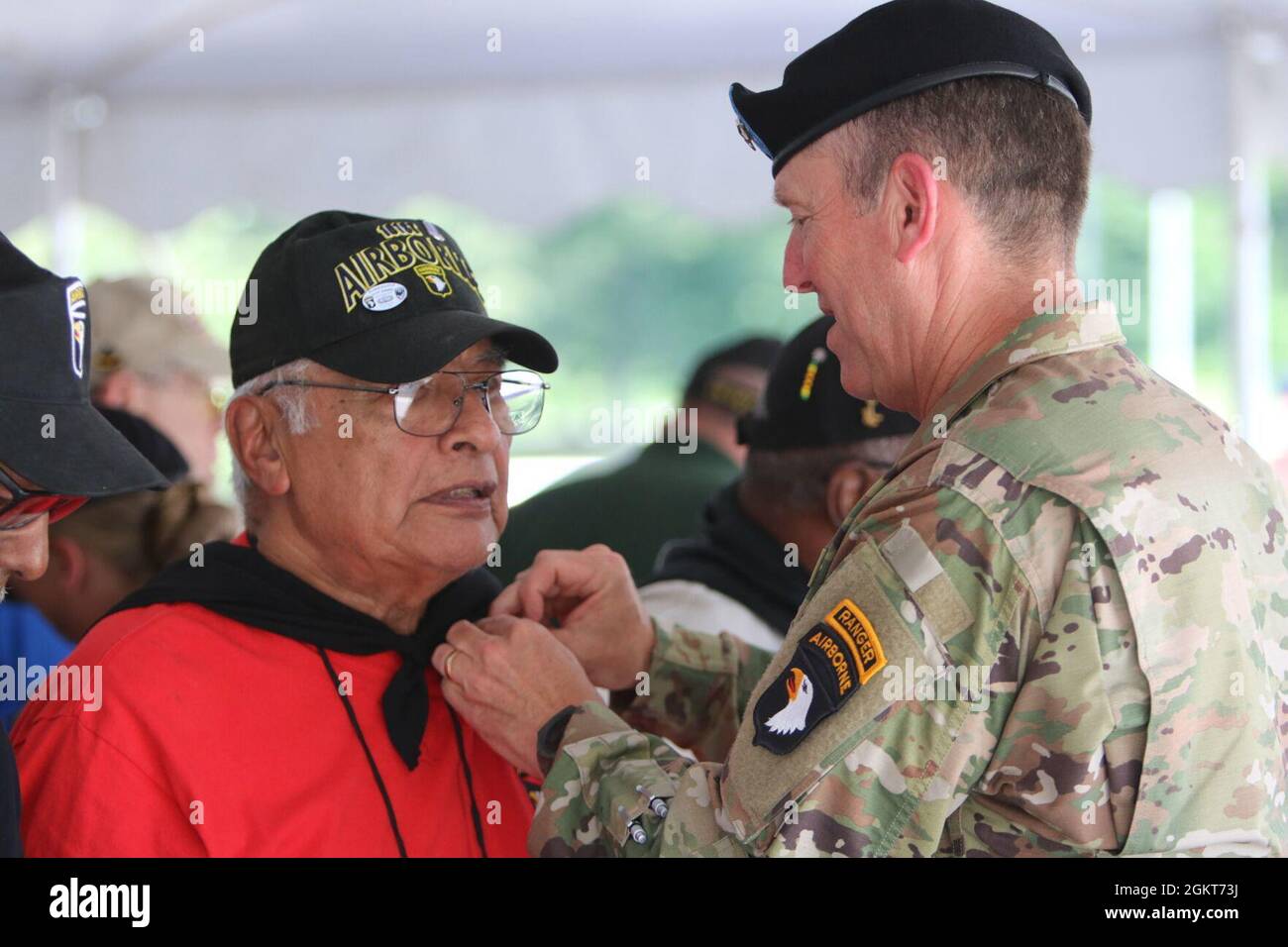 Maestro dell'esercito in pensione Sgt. Jose Yepez, che ha servito con il terzo Battaglione, 187th Regiment di fanteria, 3rd Brigade, 101st Divisione Airborne, durante la guerra del Vietnam, riceve un distintivo di Assault dell'aria dal Gen. JP McGee, comandante generale, 101st Divisione Airborne (Assault dell'aria) e Fort Campbell, Giugno 25 durante una cerimonia Onoraria di Assault ospitata presso la Sabalauski Air Assault School. Foto Stock