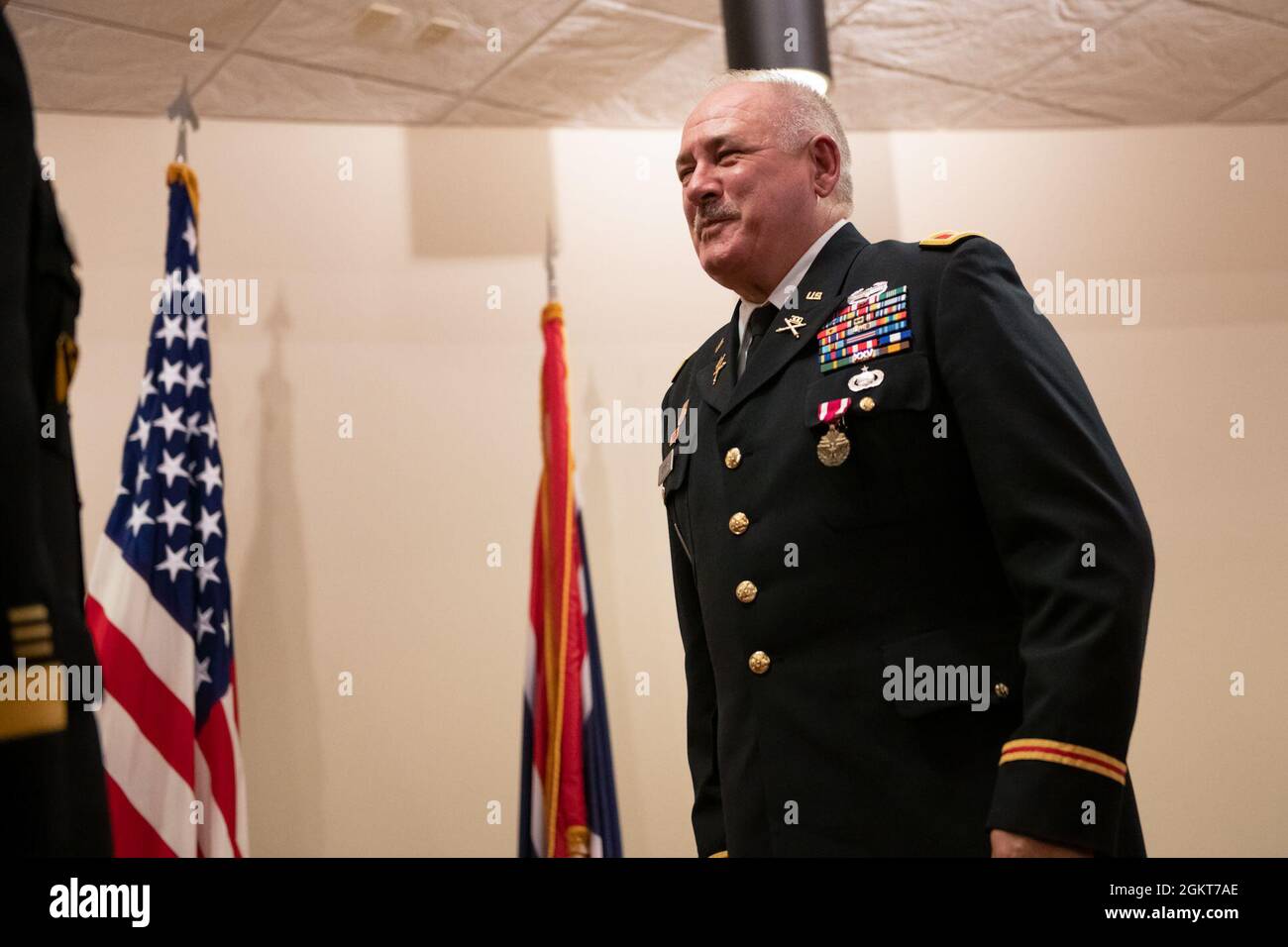 Il Colon. Terry Jenkins è stato premiato con la sua cerimonia di ritiro presso il Joint Force Readiness Centre di Cheyenne, Wyo., 25 giugno 2021. Jenkins si ritira con oltre 30 anni di servizio nelle forze armate. Foto Stock