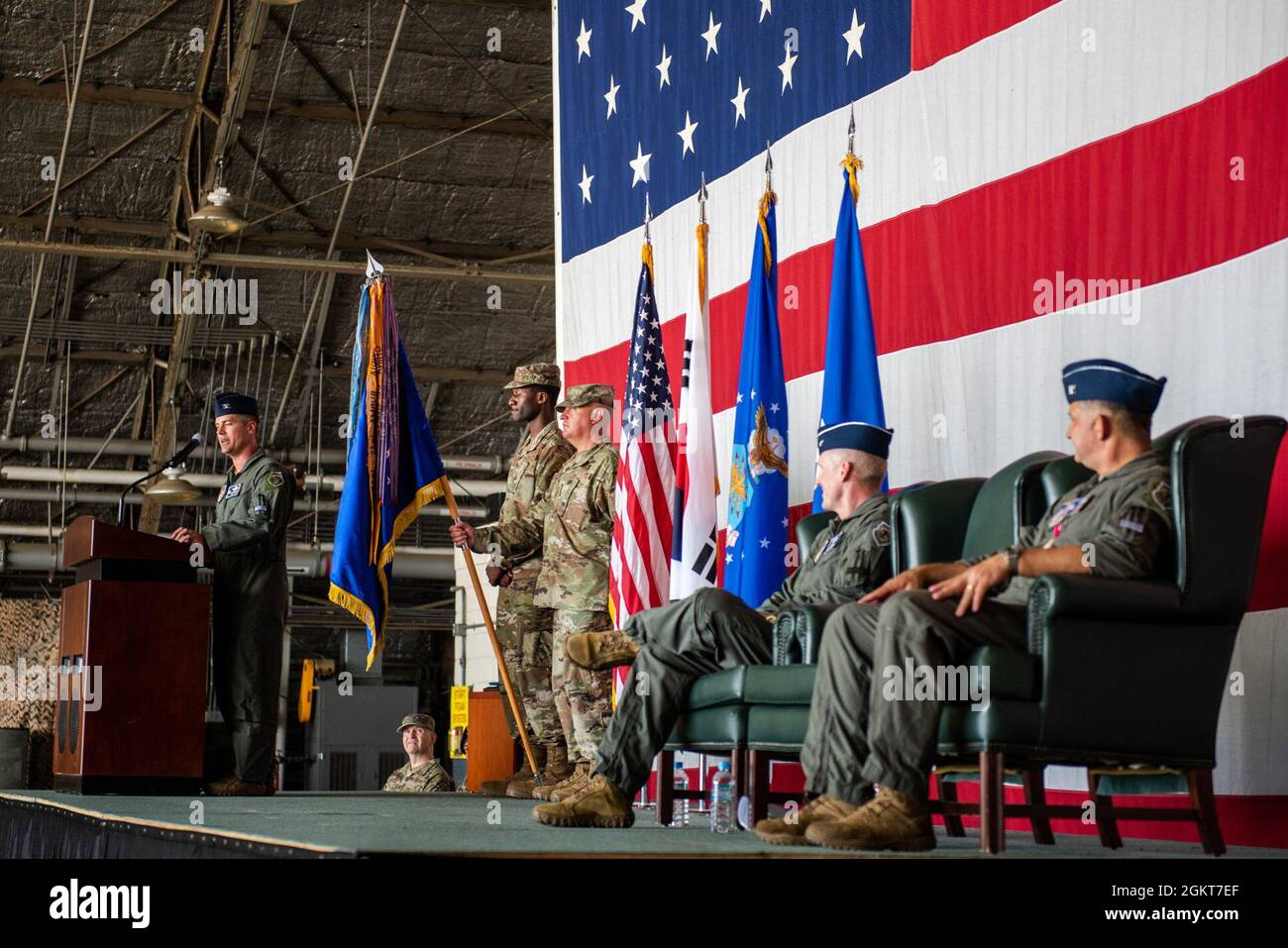 Il col. Joshua Wood, 51st Comandante in entrata dell'ala del Fighter, parla alla cerimonia di cambio di comando 51st del FW alla base aerea di Osan, Repubblica di Corea, 25 giugno 2021. Wood si è laureato alla School of Advanced Air and Space Studies e alla United States Air Force Weapons School. Foto Stock