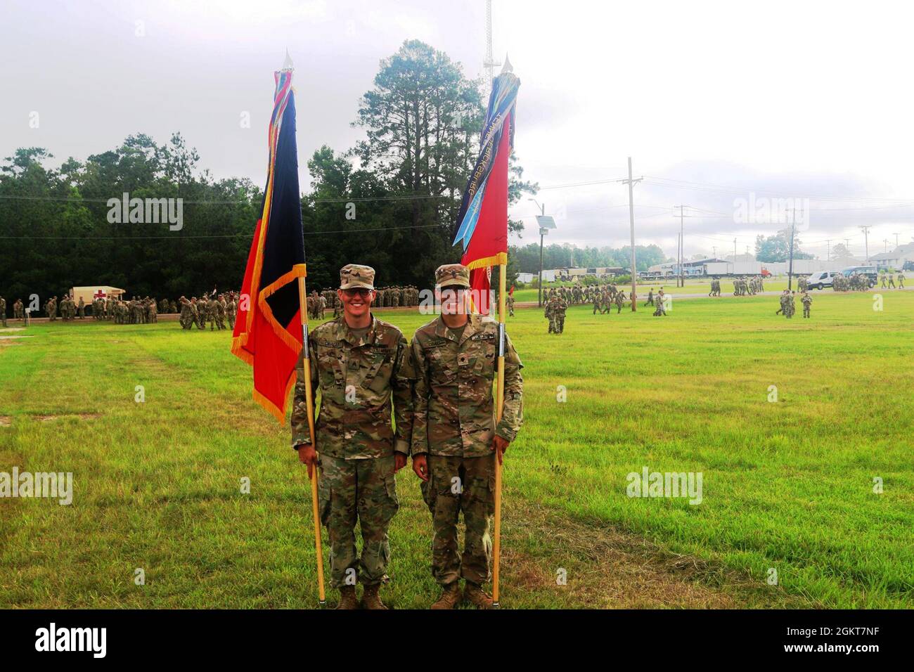 SGT. Kyle Ciballi (sinistra) e SPC. Colton Ciballi, fratelli e membri della 37a squadra di combattimento delle Brigate di fanteria, si levano in piedi con le loro bandiere distintive di unità durante una 37a cerimonia di cambio di comando IBCT 25 giugno 2021, a Fort Polk, La cerimonia è stata condotta verso la fine di una rotazione di addestramento di un tempo per il 37° IBCT presso il Joint Readiness Training Center di Fort Polk, che forma i BCT per condurre operazioni di combattimento su larga scala sul campo di battaglia. Foto Stock