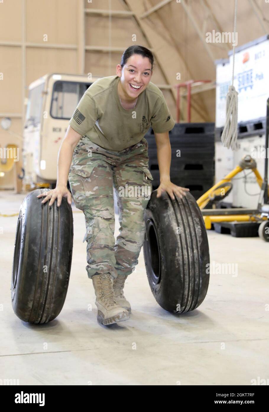 SPC. Francheska Marie Vazquez-Camacho, riparatore di elicotteri Black Hawk UH-60 presso Bravo Company, 640esimo Battaglione di supporto Aviazione, tira fuori ruote appartenenti ad un elicottero Black Hawk UH-60 durante la manutenzione a Camp Buehring, Kuwait. Foto Stock