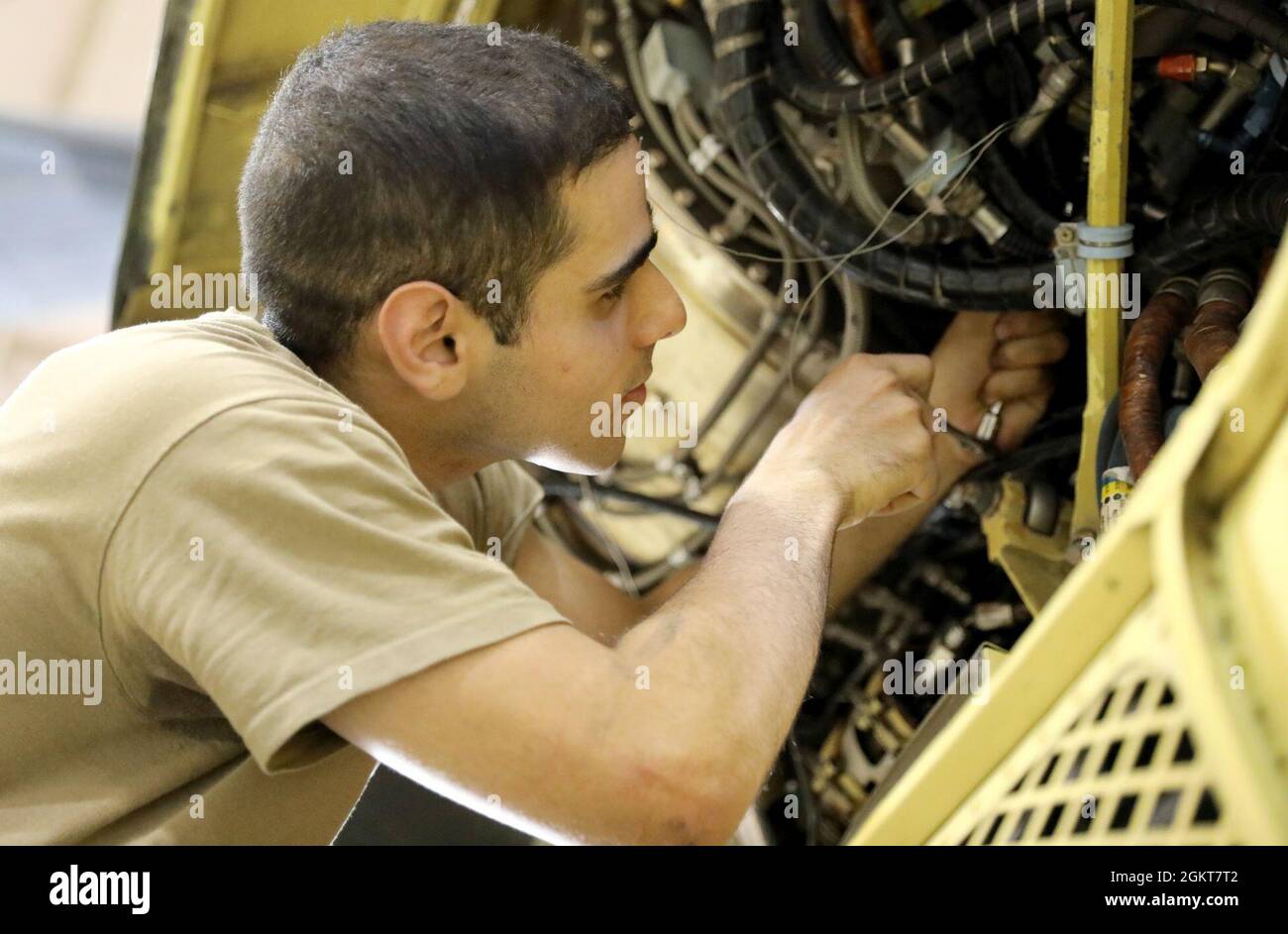 SGT. Sami Dougish, un riparatore di centrale aerea con Bravo Company, 640esimo Battaglione di supporto Aviazione, regola la pressione dell'olio su un elicottero CH-47 Chinook a Camp Buehring, Kuwait. Foto Stock