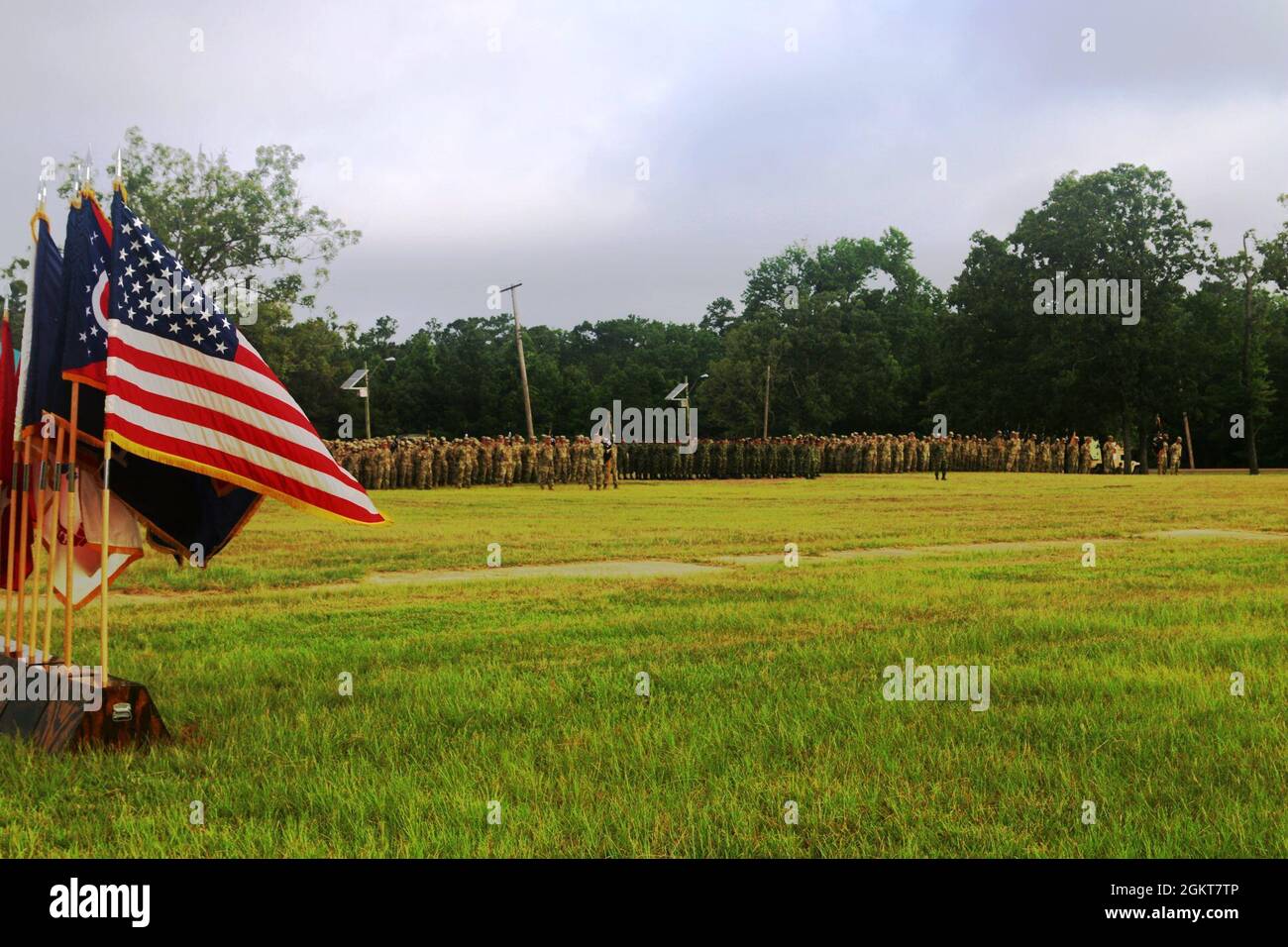 I soldati con la 37a squadra di combattimento di Brigata di fanteria della Guardia Nazionale dell'Ohio, insieme ai membri dell'esercito colombiano, si sono formati durante una cerimonia di cambio di comando il 25 giugno 2021, a Fort Polk, La cerimonia è stata condotta verso la fine di una rotazione di addestramento di un tempo per il 37° IBCT presso il Joint Readiness Training Center di Fort Polk, che forma i BCT per condurre operazioni di combattimento su larga scala sul campo di battaglia. Foto Stock