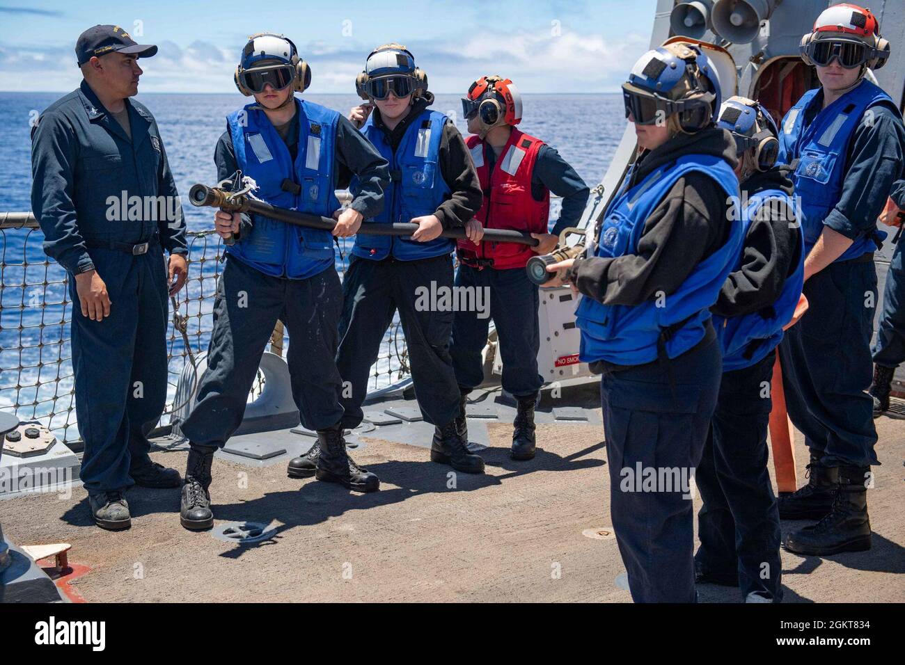 210626-N-HS117-1040 OCEANO PACIFICO (26 giugno 2021) i marinai statunitensi combattono un fuoco simulato durante un'esercitazione di salvataggio e di arresto sul ponte di volo del cacciatorpediniere missilistico guidato USS Pinckney (DDG 91), giugno 26. Il Pinckney sta conducendo le operazioni di routine nella terza flotta degli Stati Uniti. Foto Stock