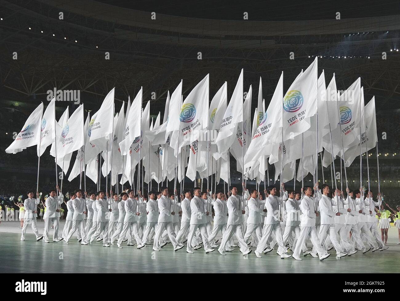 XI'an, Provincia di Shaanxi. 15 settembre 2021. Le persone che portano le bandiere dei 14 Giochi nazionali della Cina sfilano nello stadio durante la cerimonia di apertura per i giochi a Xi'an, provincia di Shaanxi, 15 settembre 2021. Credit: Peng Ziyang/Xinhua/Alamy Live News Foto Stock