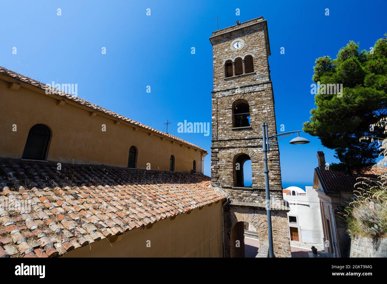 Panorama del centro storico di castellabate, sulla costa del cilento, italia Foto Stock