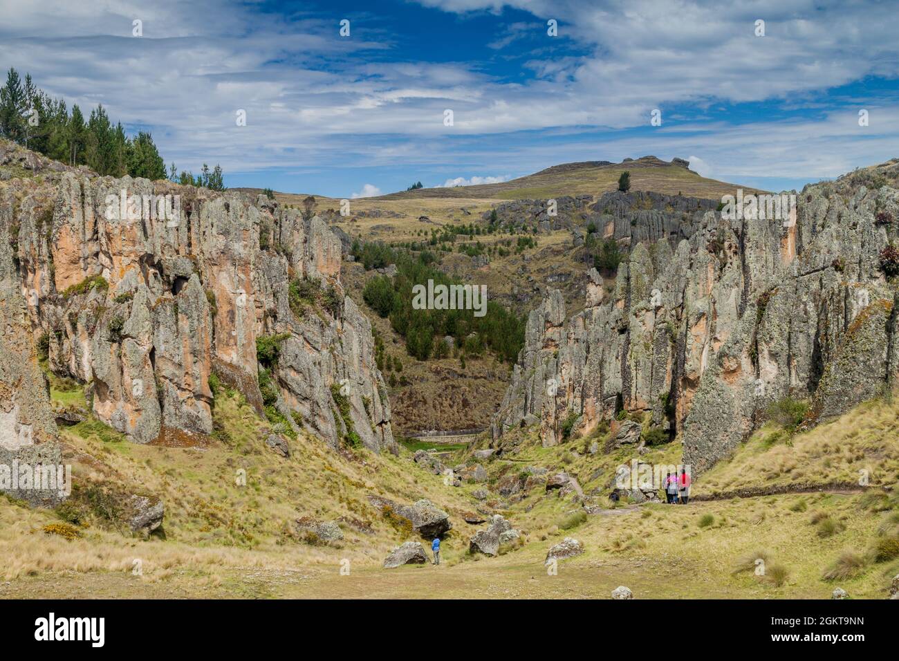 CAJAMARCA, PERÙ - 8 GIUGNO 2015: I turisti visitano Los Frailones (Monaci di pietra), formazioni rocciose vicino Cajamarca, Perù. Foto Stock