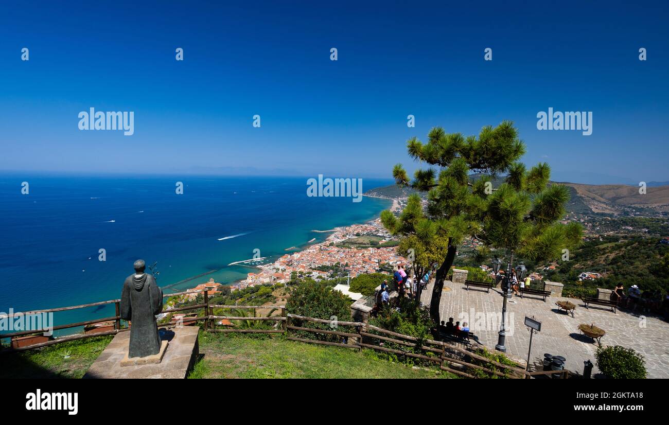 Panorama del centro storico di castellabate, sulla costa del cilento, italia Foto Stock