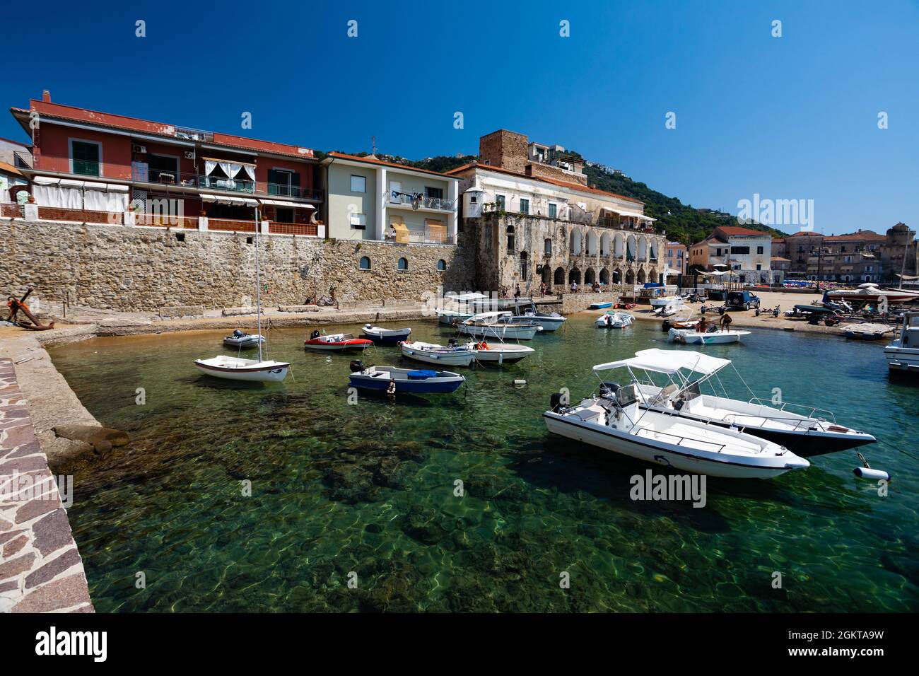 Panorama del centro storico di castellabate, sulla costa del cilento, italia Foto Stock