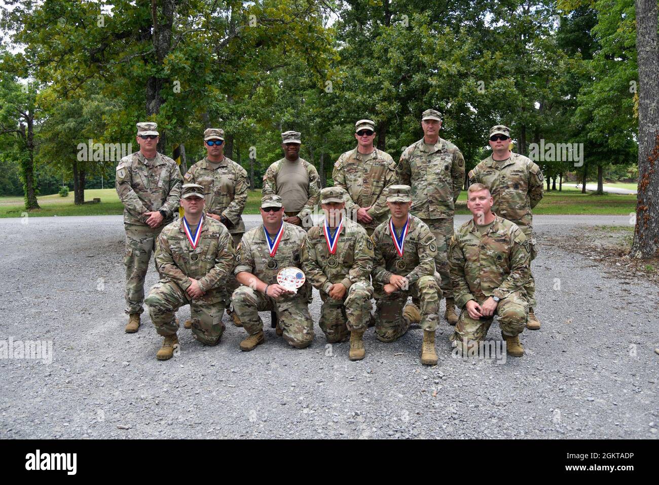 I membri del 117th Regimental Training Institute posano per una foto, il 27 giugno, dopo aver gareggiato nel Tennessee National Guard's Annual TAG Match. IL TAG Match è un evento annuale di formazione e competizione di marketing ospitato dal Tennessee Combat Marksmanship Program. Foto Stock