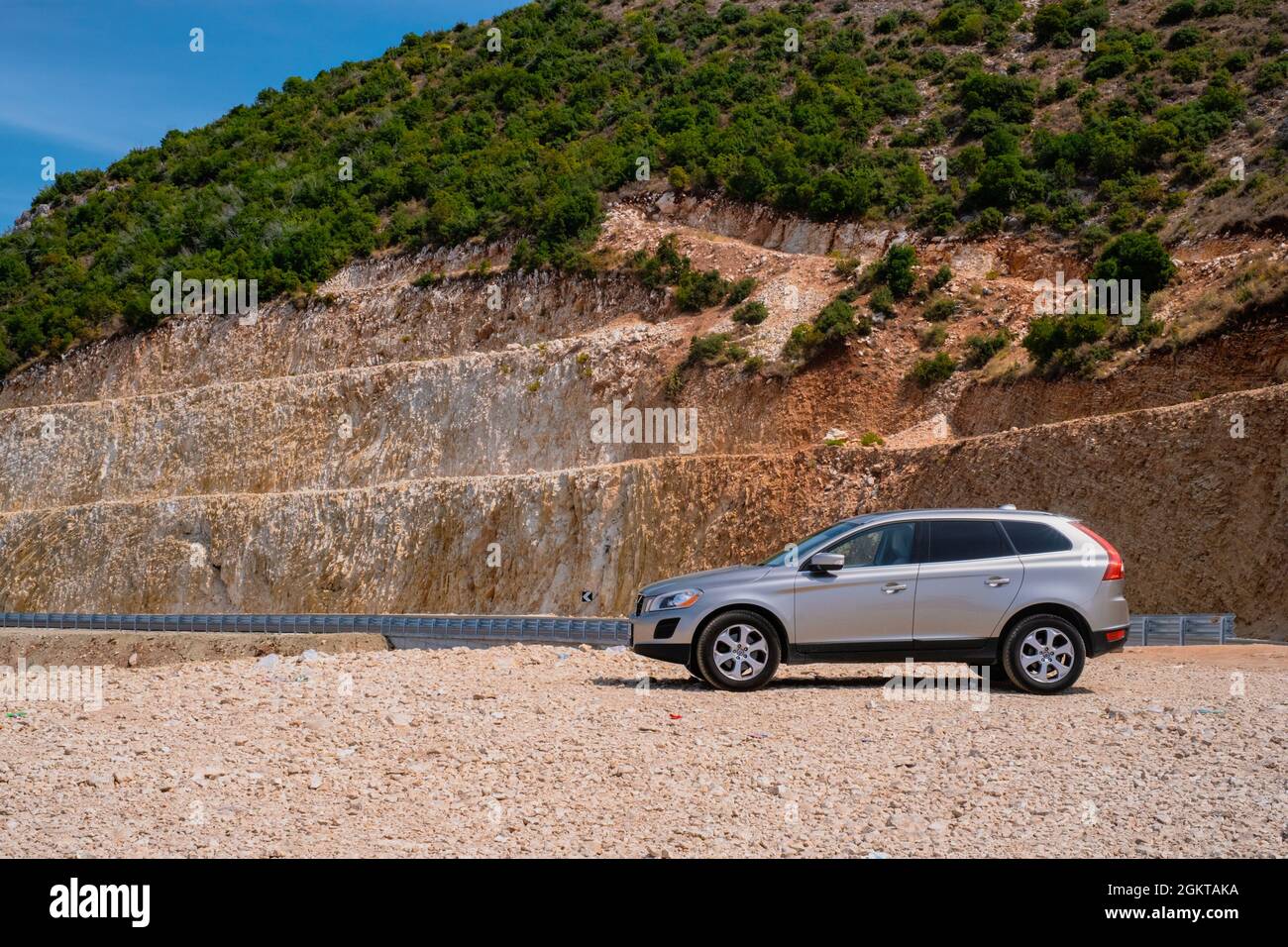 Vlore, Albania - Agosto 2021: Una moderna auto Volvo XC60 sulla strada di montagna Foto Stock