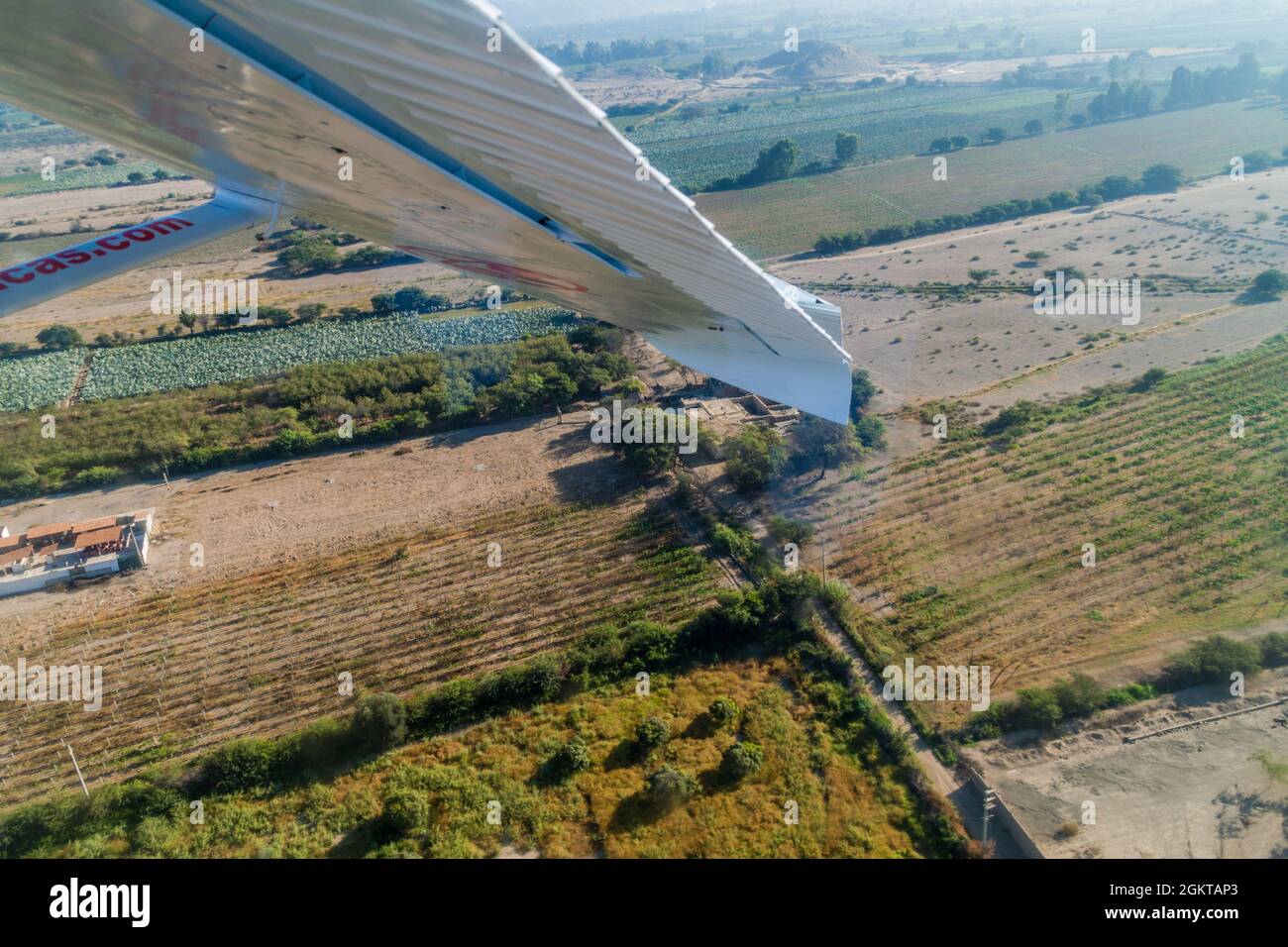 NAZCA, PERÙ - 31 MAGGIO 2015: Piccolo aeroplano che lascia una striscia aerea di Nazca. Questo aereo porterà i turisti sulle linee di Nazca. Foto Stock