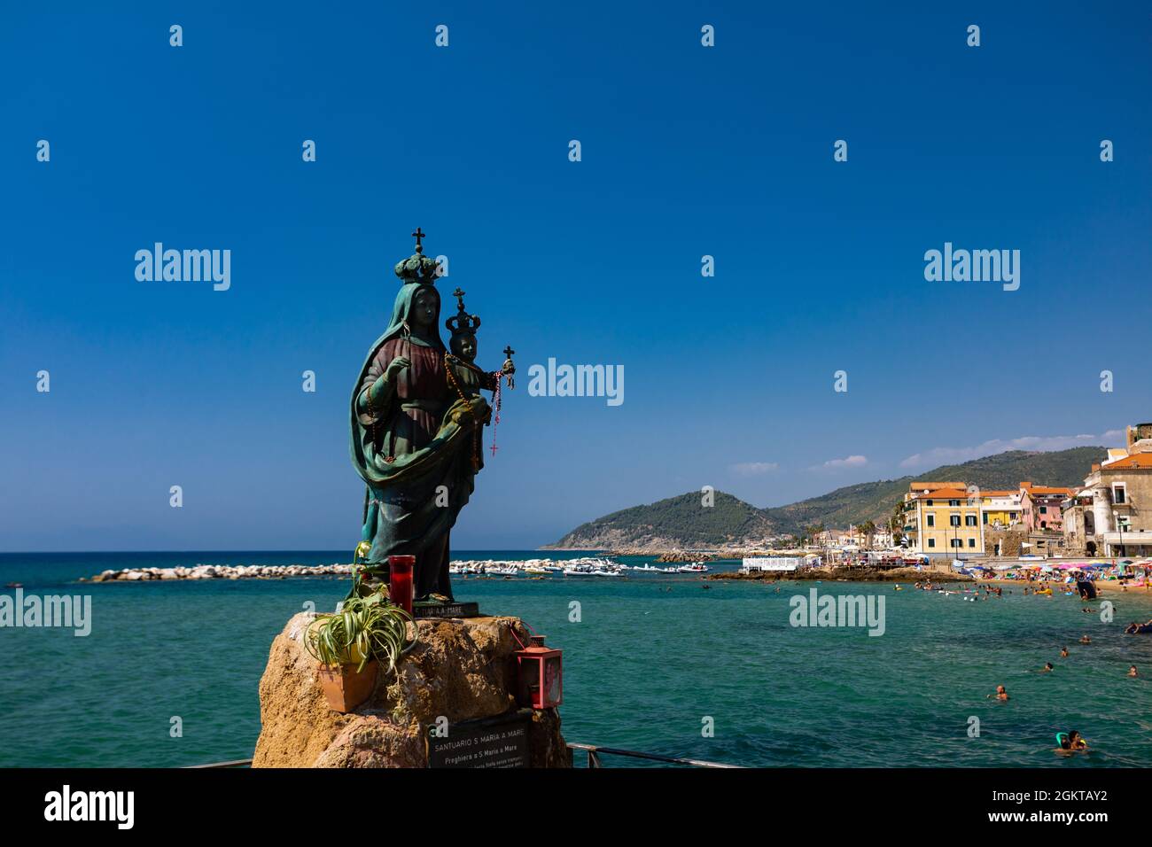 Panorama del centro storico di castellabate, sulla costa del cilento, italia Foto Stock