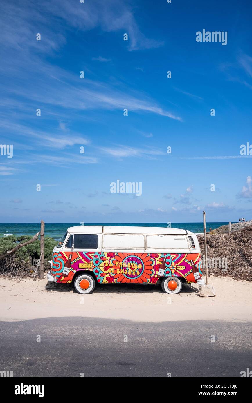 Camion o furgone decorativo chiuso parcheggiato sulla strada di fronte al mare Foto Stock