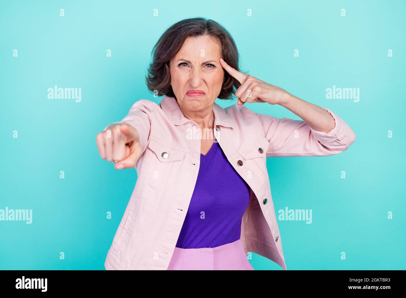 Foto ritratto donna in abiti casual colpendo mostrando cattivo atteggiamento selezionando si isolato vivace colore teal sfondo Foto Stock