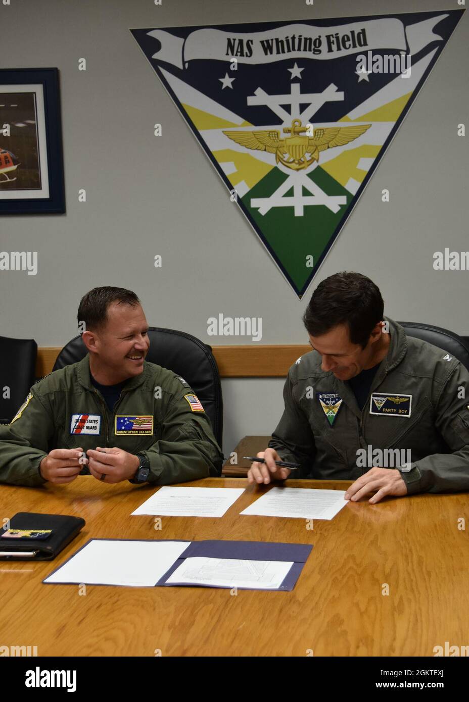 Christopher Husler (a sinistra), comandante dell'ATC Mobile, ha firmato una lettera di accordo con il capitano della Marina statunitense Paul Flores, ufficiale di comando del campo di merlano della base aerea navale, Consentire alla Guardia Costiera ATC Mobile l'uso del Silverhill Outlying Landing Field per le operazioni diurne ad ala rotante per supportare i voli di addestramento degli studenti dell'aviazione. Questa partnership consente agli aviatori della Guardia Costiera di addestrarsi in uno spazio aereo non congestionato a OLF Silverhill, situato nella contea centrale di Baldwin. Foto Stock