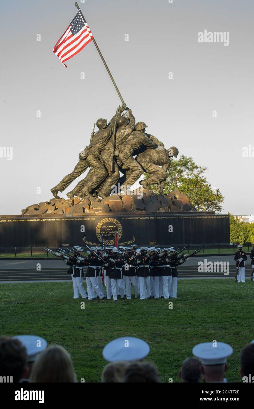 Il piano di addestramento silenzioso del corpo marino degli Stati Uniti conduce la loro sequenza di "bomba bursting" durante una Parata di Tramonto del martedì al memoriale di guerra del corpo marino, Arlington, Va., 29 giugno 2021. Il funzionario ospitante per la serata è stato Briga. Il generale Michael J. Borgschulte, direttore della divisione di gestione della potenza, e l'onorevole James F. Geurts sotto il segretario della Marina, è stato ospite d'onore. Foto Stock