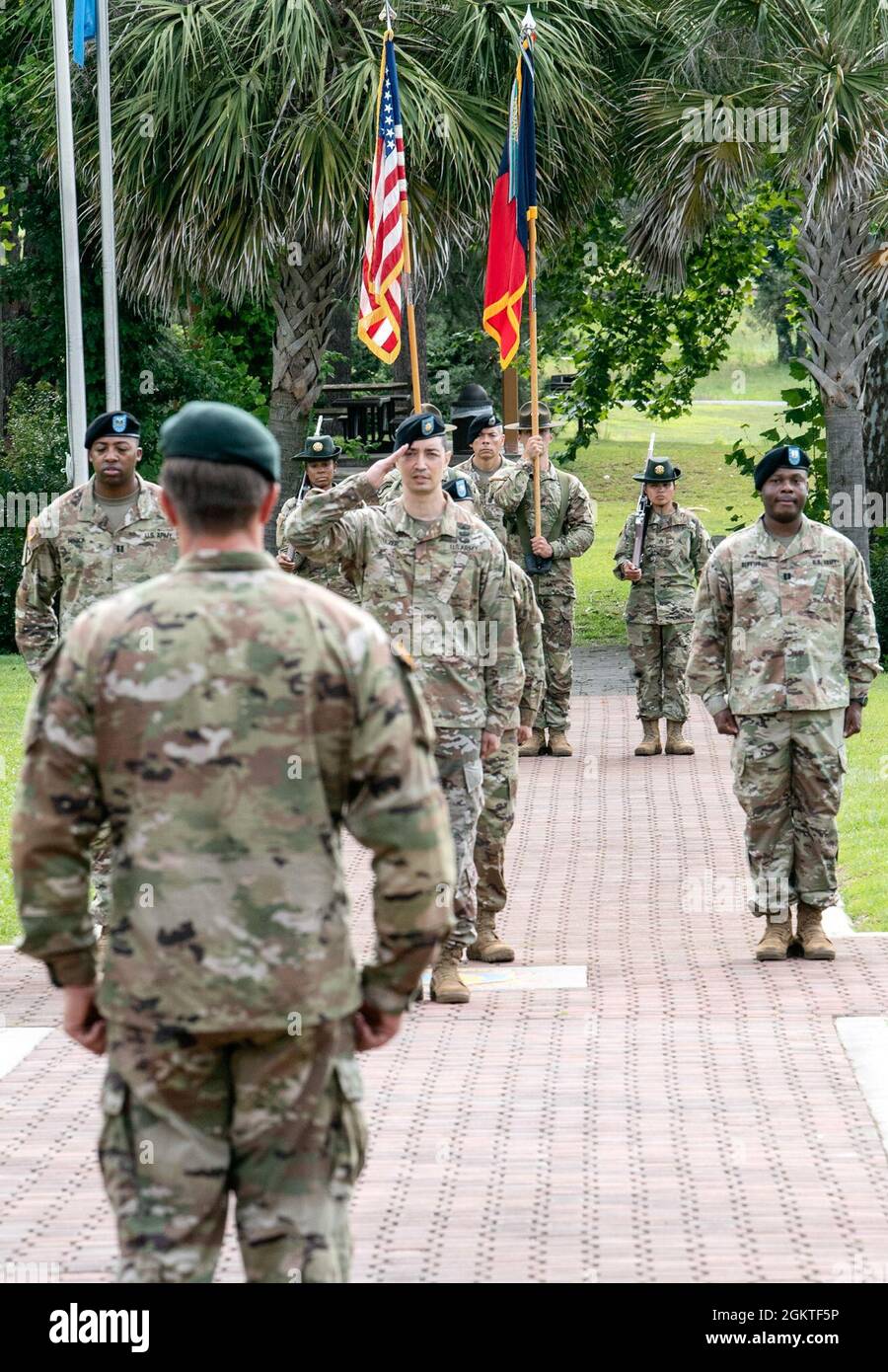 Il Major Paul Selzer, comandante delle truppe, saluta il 165esimo Comandante della Brigata d'Infantry col. Kent G. Solheim alla conclusione della cerimonia di cambio di comando dell'unità il 29 giugno presso il campo della Vittoria. Foto Stock