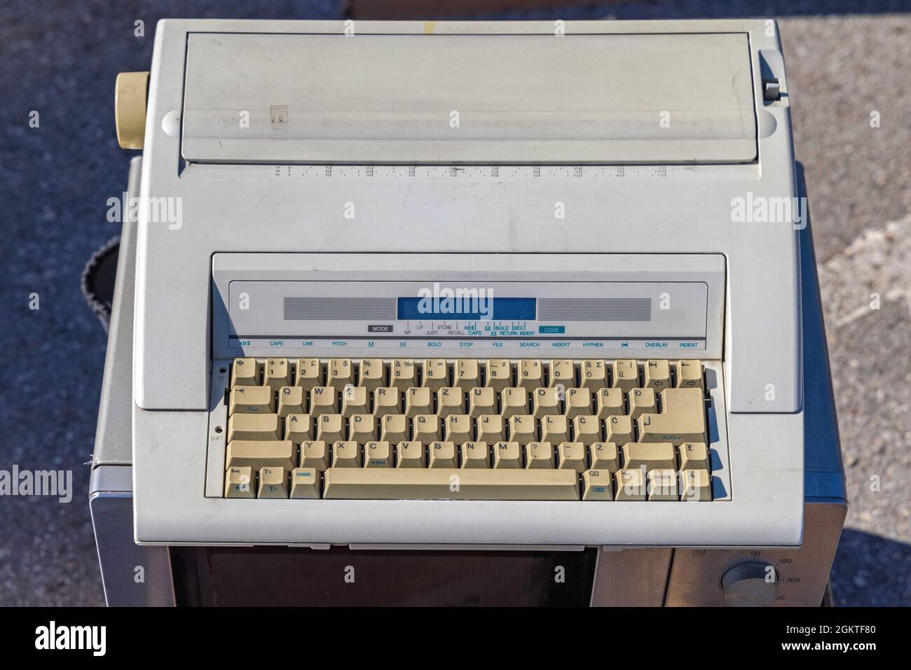 Macchina da scrivere elettronica usata con attrezzatura da ufficio con display Foto Stock