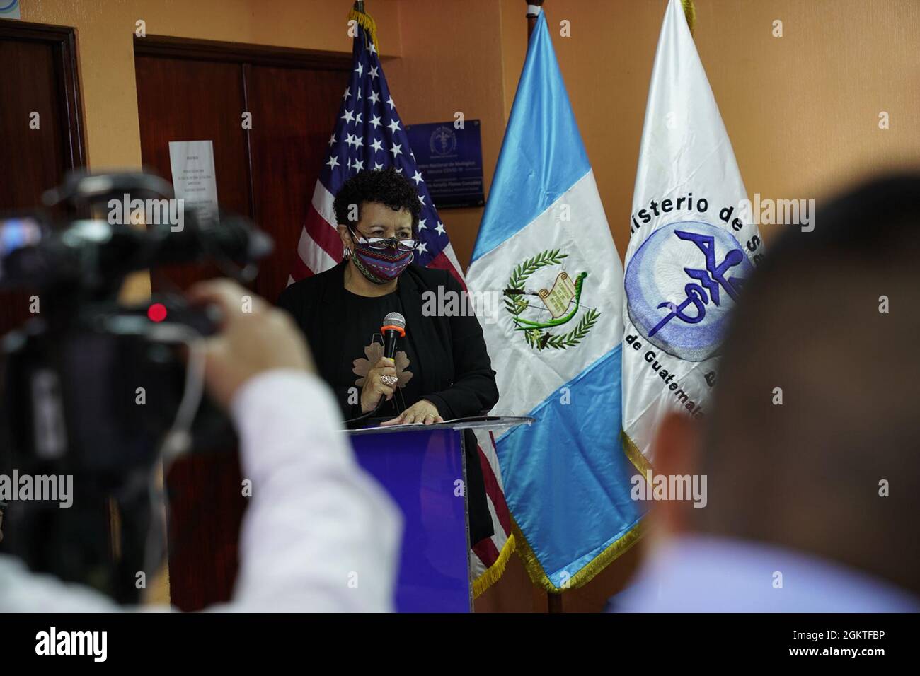 Il Dr. Amelia Flores, Guatemala Ministro della Salute, ringrazia i funzionari degli Stati Uniti per la cerimonia di donazione di Freezer di assistenza umanitaria al Centro Nacional de Biologicos, Città del Guatemala, Guatemala il 29 giugno 2021. Nel corso della cerimonia sono stati donati sei congelatori dal governo degli Stati Uniti, cinque acquistati dal comando del Sud degli Stati Uniti e uno dai Centri per il controllo e la prevenzione delle malattie, come parte degli sforzi degli Stati Uniti per assistere il governo del Guatemala in corso di vaccinazione COVID-19. Gli Stati Uniti stanno lavorando con i propri partner del Guatemala per identificare e affrontare le esigenze di risorse al fine di sostare Foto Stock