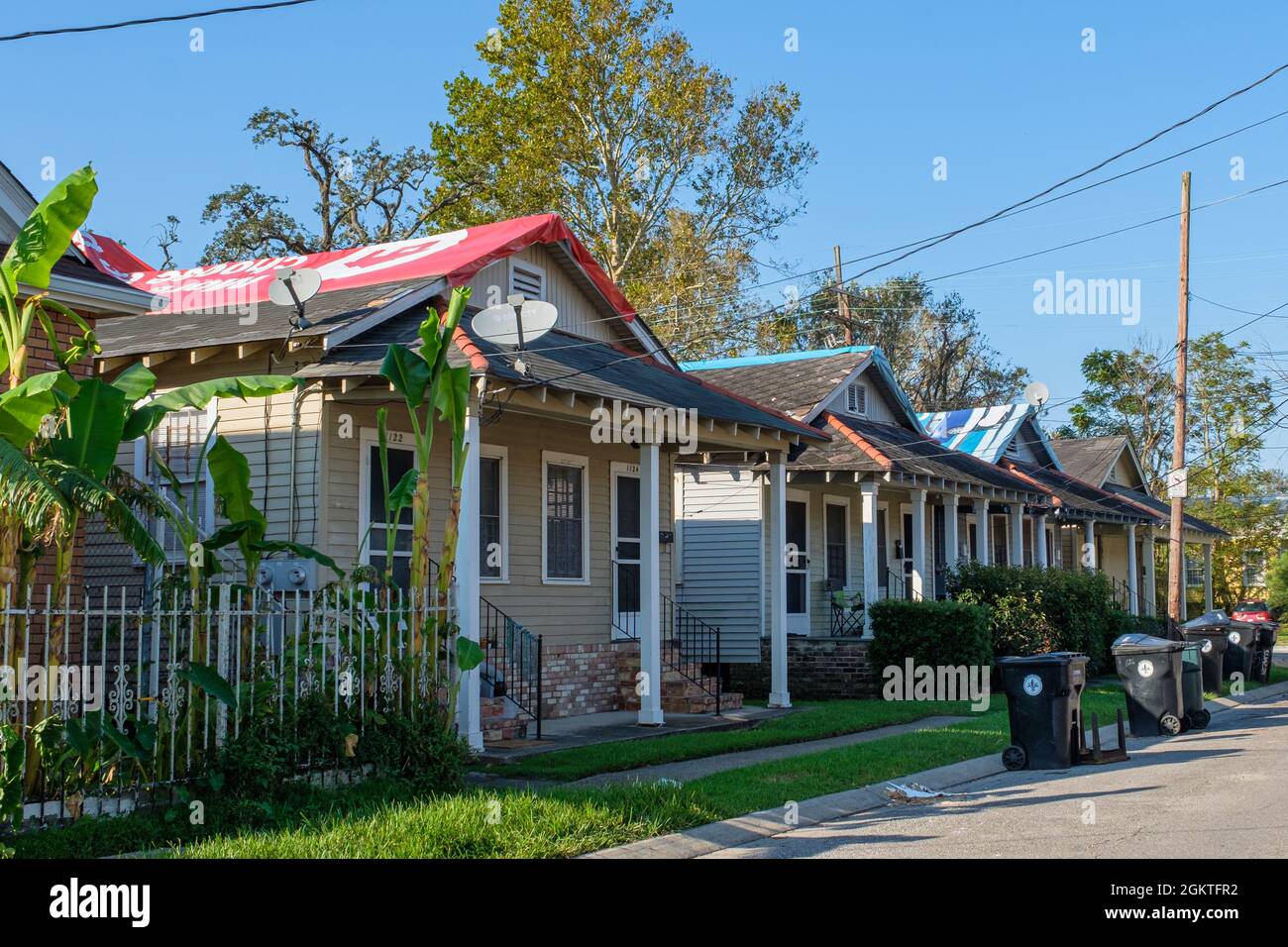 NEW ORLEANS, LA, USA - 9 SETTEMBRE 2021: Case di fucili con danni al tetto dall'uragano Ida nel quartiere Uptown Foto Stock