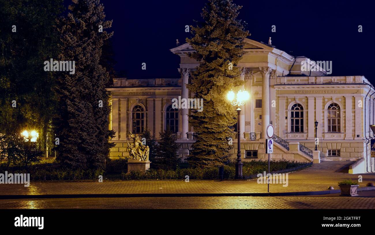 Foto notturna della costruzione del Museo di Storia locale a Odessa Ucraina. Foto Stock