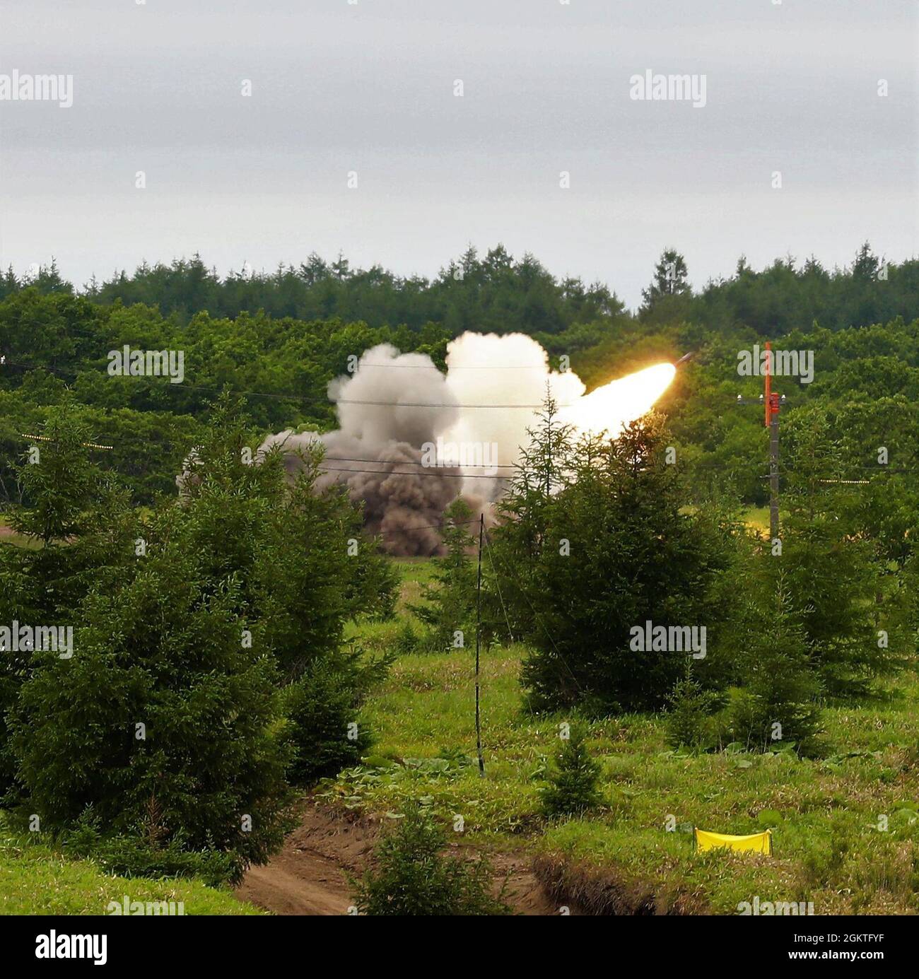 U.S. Army High Mobility Artillery Rocket System's with 17th Field Artillery Brigade ha condotto oltre 12 missioni di fuoco dal vivo bilaterali con 4th Field Artillery Group, 陸上自衛隊 Japan Ground Self-Defense Force Northern Army presso Yausubetsu Training Area dal 28 al 30 giugno. Questa è stata la prima volta dall'inizio di Orient Shields nel 1982 che un incendio bilaterale si è verificato in Giappone tra l'esercito degli Stati Uniti HIMARS e JGSDF MLRS. La formazione simboleggia che la partnership e l'alleanza tra gli Stati Uniti e il Giappone è rivestito di ferro e sempre più forte ogni giorno. Orient Shield è il più grande esercito degli Stati Uniti e il Giappone Ground Self Foto Stock