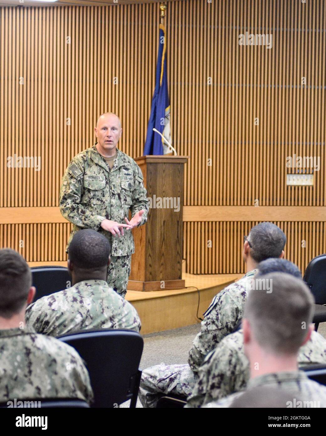 Michael Roberts, Master Chief della Navy Medicine Force, parla con i Submarine Independent Duty Corpsmen (IDC) e gli istruttori e gli studenti delle scuole IDC su come migliorare il supporto della Marina Medicine alla flotta sottomarina della Marina degli Stati Uniti. FOTO US Navy di CDR Denver Applehans/Released. Foto Stock