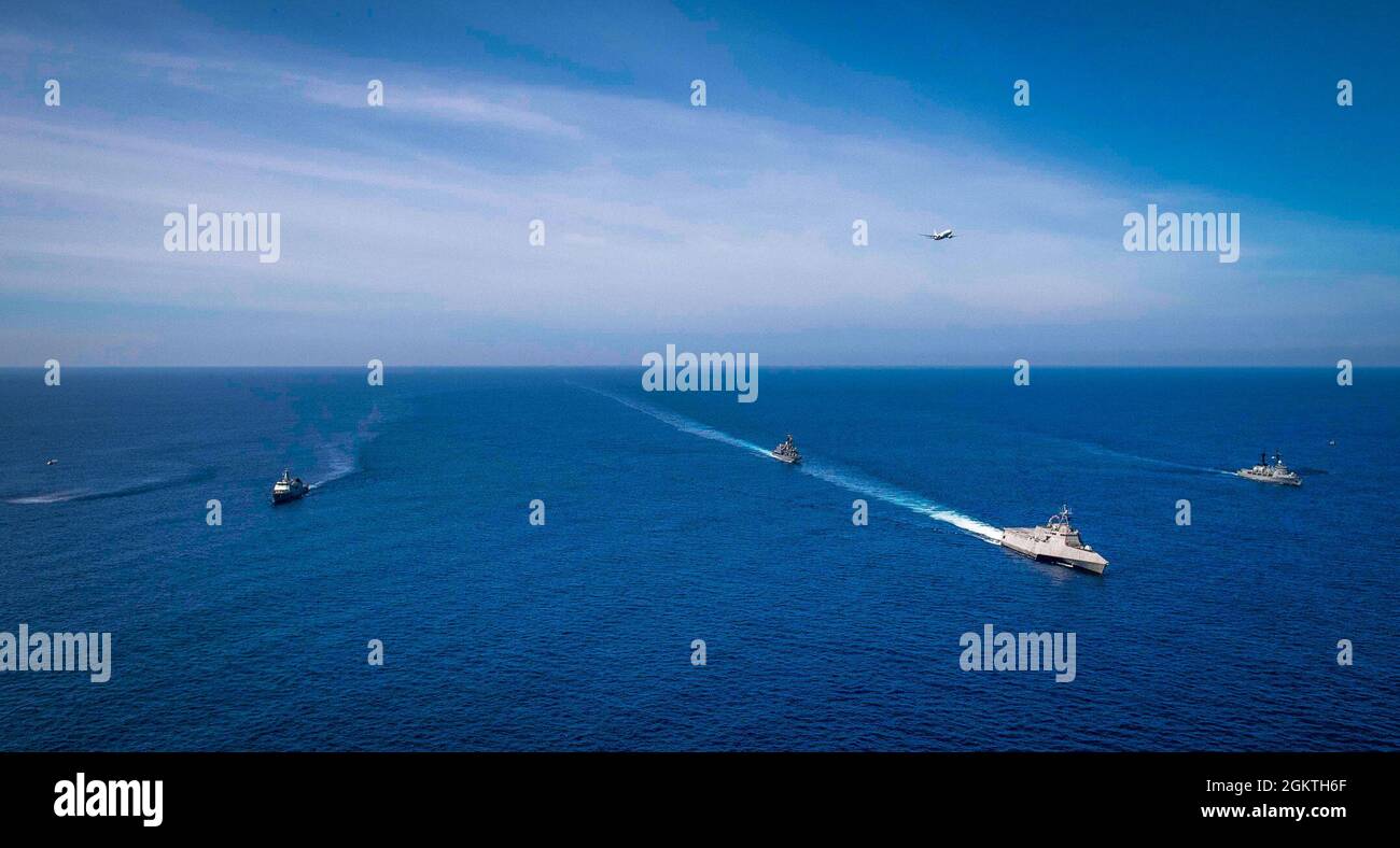 210630-N-WU807-1267 OCEANO INDIANO (30 giugno 2021) Un P-8A Poseidon pattugliatore marittimo assegnato a Commander, Task Force (CTF) 72, TOP, un SH-60J elicottero imbarcato, a destra, Giappone forza di autodifesa marittima (JMSDF) cacciatorpediniere di classe Asagiri JS Yugiri (DD-153), centro, nave avanzata, Sayala-623, nave di sinistra, Sayala, nave di sinistra Sri Lanka Air Force Bell 212 elicottero, sinistra, avanzato Offshore Patrol nave SLNS Gajabahu (P-626), centro a destra, e Independence-variante nave da combattimento litoraneo USS Charleston (LCS 18), in basso, si muovono in formazione durante un esercizio per la cooperazione afloat Readine Foto Stock