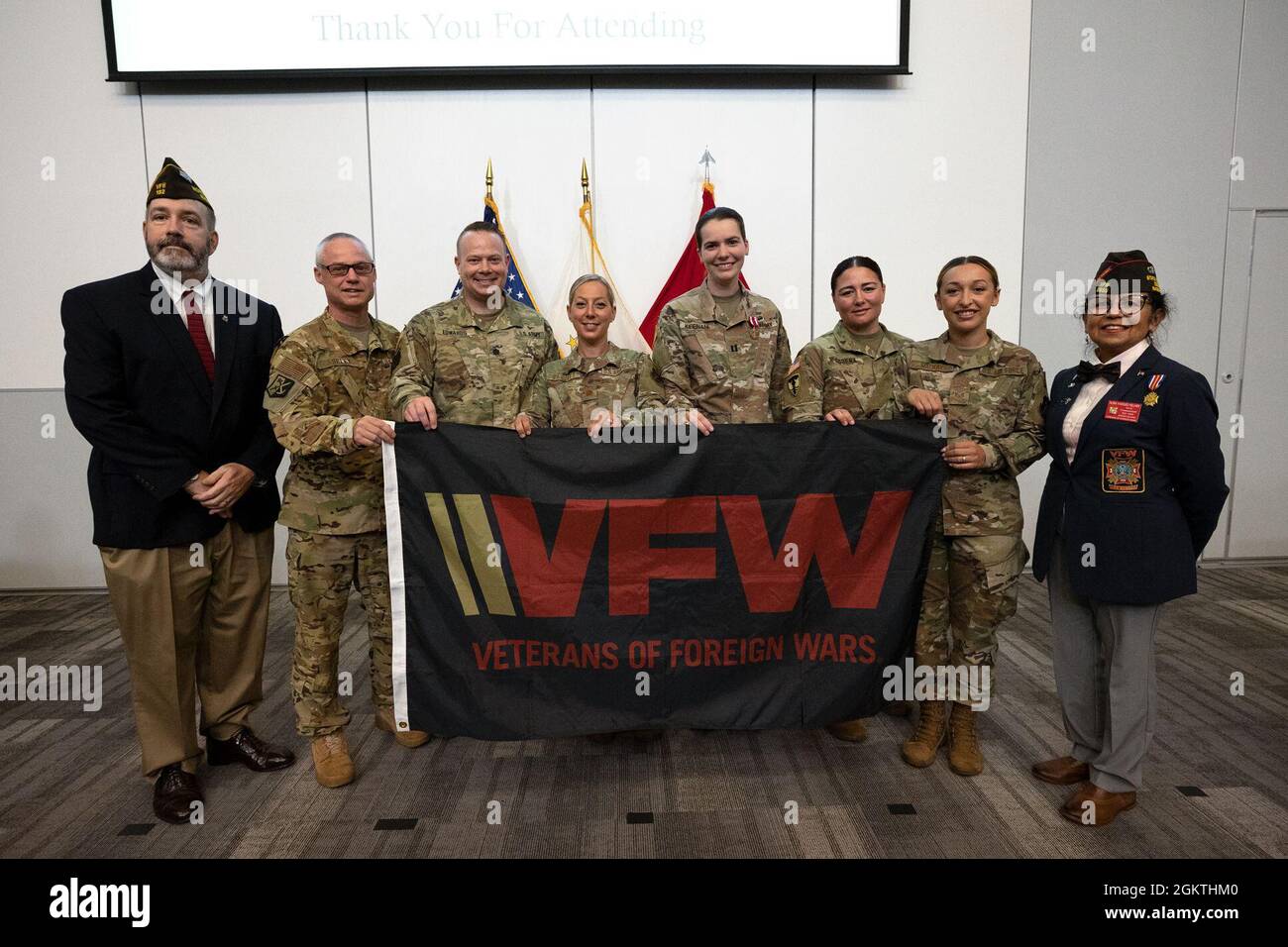 Matthew McCoy, giudice di stato per i veterani di Rhode Island delle guerre estere, si trova accanto al col. David Ashley, il col. Matthew Edwards, il Major. Joanne Barrett, il Capt. Regan Keenan, il personale Sgt. Jessica Godena, staff Sgt. Nicole Mackay e Dora Vasquez-Hellner, Comandante di Stato del RI VWA, intrattiene un veterano delle guerre estere, 30 giugno 2020, Camp Fogarty, East Greenwich, RI. La cerimonia premia i membri del servizio che hanno dimostrato e sostenuto una leadership superiore mentre prestavano servizio nella comunità medica della Guardia Nazionale del Rhode Island. Foto Stock
