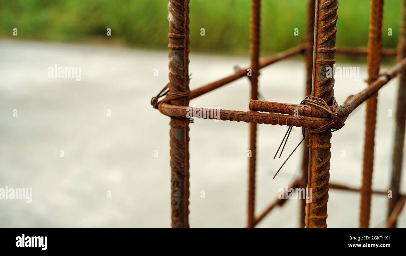 Legare l'asta di acciaio per rinforzare. I lavoratori edili fabbricano barre di rinforzo in acciaio in cantiere Foto Stock