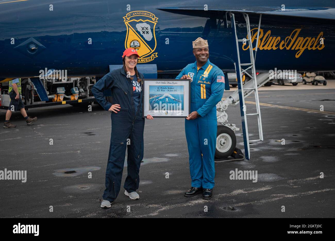 210630-N-JH293-1308 GARDNER, KAN. (30 giugno 2021) la dott.ssa Michelle Hubbard, sovrintendente del distretto scolastico della missione di Shawnee, accetta un litografo del Lt. Julius Bratton, un pilota e narratore assegnato allo squadrone dimostrativo di volo della Marina degli Stati Uniti, i Blue Angels, al New Century Air Center, 30 giugno 2021. Hubbard è stato selezionato come il principale influencer per volare con Bratton. I Blue Angels si esibiranno al Kansas City Air Show il 3-4 luglio e si svolgeranno durante la Kansas City Navy Week, la prima settimana della Marina di persona dall'inizio della pandemia COVID-19. I Blue Angels 2021 mostrano il mare Foto Stock