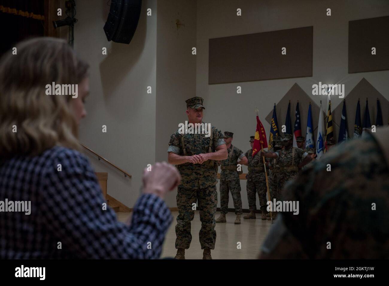 Travis T. Gaines, comandante off-going di Combat Logistics Regiment 3, 3d Marine Logistics Group, parla durante un cambio di cerimonia di comando su Camp Foster, Okinawa, Giappone, 30 giugno 2021. 3d MLG, con sede a Okinawa, in Giappone, è un'unità di combattimento implementata in avanti che funge da backbone di supporto completo per la logistica e il servizio di combattimento della III Marine Expeditionary Force per le operazioni in tutta l'area di responsabilità Indo-Pacific. Foto Stock