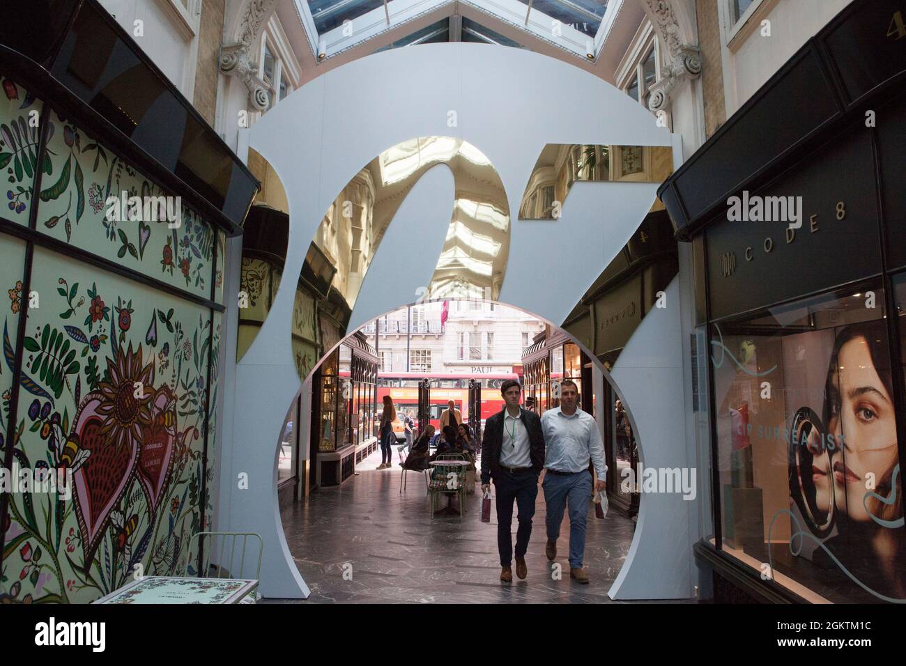 Londra, Regno Unito, 15 settembre 2021: Con il nuovo film di James Bond "Nessun tempo per morire" che verrà pubblicato nei cinema del Regno Unito il 30 settembre, la Burlington Arcade di Mayfair è entrata nell'atmosfera con un tunnel specchiato e una segnaletica oro 007. Dopo ripetuti ritardi nei cinema di rilascio si spera che il film di alto profilo riporterà il pubblico nei cinema. Anna Watson/Alamy Live News Foto Stock