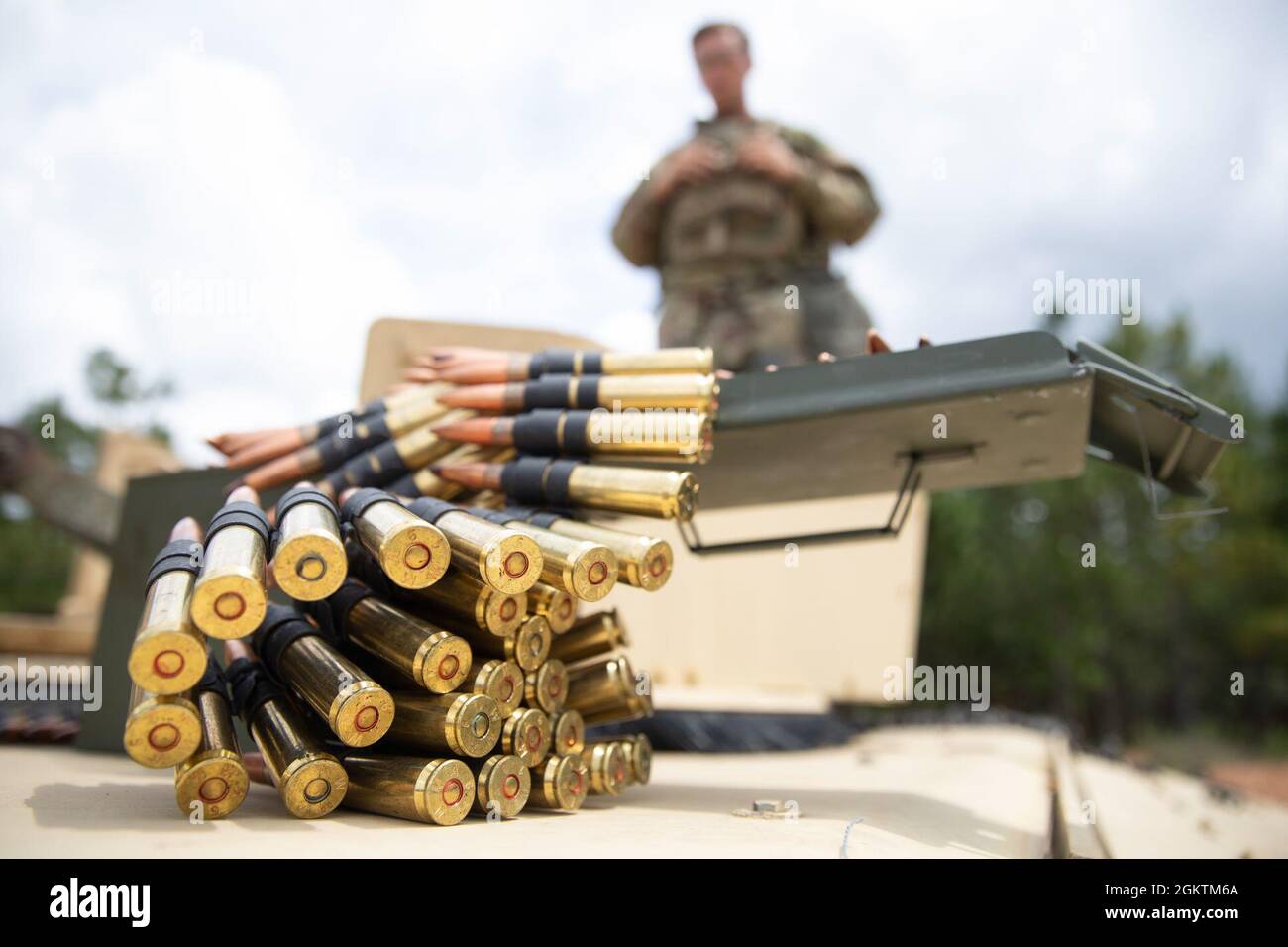 Una scatola di munizioni di .50-calibro si siede su un Humvee come soldato assegnato al 4° Battaglione, 3° Regiment Aviazione, 3° Brigata Aviazione da combattimento, 3° Divisione Fanteria, prepara per un convoglio esercizio di fuoco vivo a Fort Stewart, Georgia, giugno 30. Il battaglione ha condotto l'esercizio per addestrare la loro missione compiti essenziali che permettono loro di mantenere l'unità pronta e letalità. Foto Stock