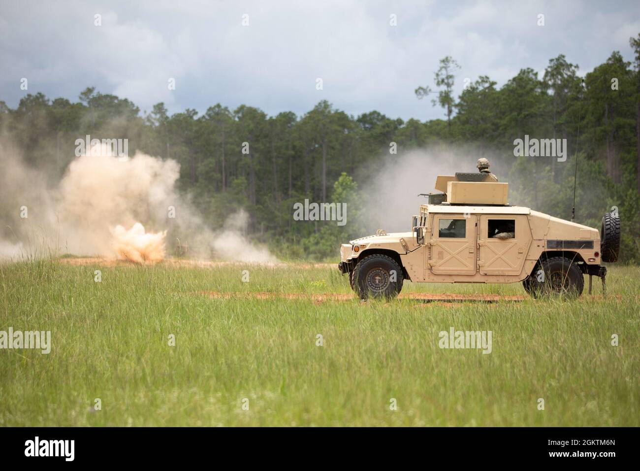 Un soldato assegnato al 4 ° Battaglione, 3 ° Regiment Aviazione, 3 ° Brigata Aviazione di combattimento, 3 ° Divisione di fanteria, spara la loro arma da un Humvee come conducono un convoglio esercizio di fuoco vivo a Fort Stewart, Georgia, giugno 30. Il battaglione ha condotto l'esercizio per addestrare la loro missione compiti essenziali che permettono loro di mantenere l'unità pronta e letalità. Foto Stock