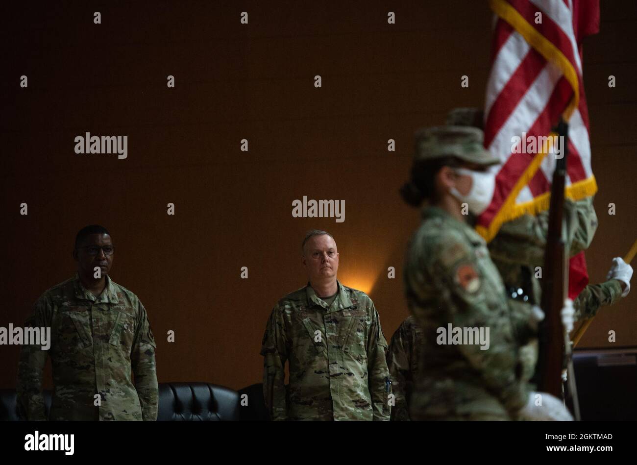 Randall Reed (a sinistra), terzo comandante dell'Air Force, e il col. John Creel, il 39° comandante della Air base Wing, si trovano all'attenzione durante una cerimonia di cambio comando alla Incirlik Air base, Turchia, il 1° luglio 2021. Durante la cerimonia, Creel abbandonò il comando del 39esimo ABW a Reed, che poi caricò Gingrich di guidare l'ala. Il 39° ABW è incaricato di difendere il fianco meridionale della NATO sotto gli auspici della terza Air Force, delle forze aeree statunitensi in Europa e del comando europeo degli Stati Uniti. L'ala proietta il potere globale attraverso la deterrenza strategica, il supporto agile ai combattimenti e l'endurina Foto Stock