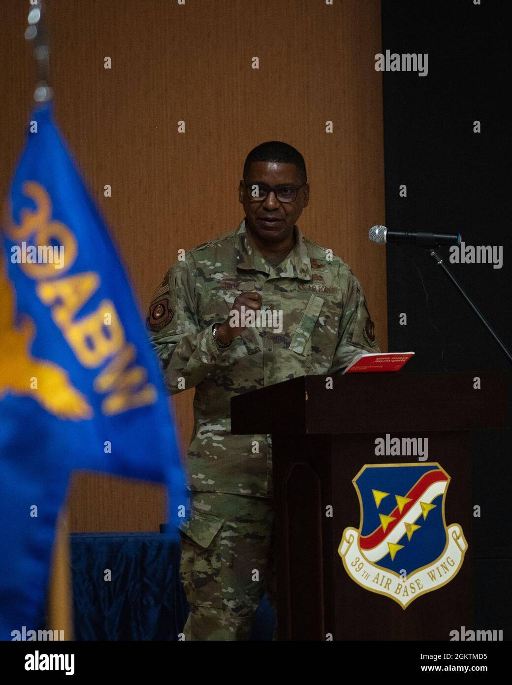 Randall Reed, terzo comandante dell'aeronautica statunitense, consegna commenti durante una cerimonia di cambio di comando alla base aerea di Incirlik, Turchia, 1 luglio 2021. Durante la cerimonia, il col. John Creel ha ceduto il comando del 39° ABW al Gen. Randall Reed, terzo comandante dell'Aeronautica militare, che allora ha incaricato Gingrich di guidare l'ala. Il 39° ABW è incaricato di difendere il fianco meridionale della NATO sotto gli auspici della terza Air Force, delle forze aeree statunitensi in Europa e del comando europeo degli Stati Uniti. L'ala proietta il potere globale attraverso deterrenza strategica, supporto agile ai combattimenti e partnership durature Foto Stock