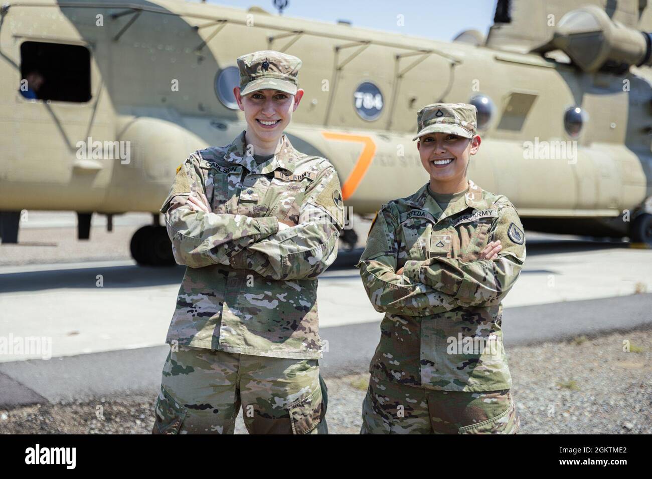 SPC. Madison Carlson (a sinistra) e Pvt. PFC. Aparicio Zepeda (a destra) ha condiviso storie delle loro esperienze personali nella Guardia Nazionale a insegnanti delle scuole superiori, dirigenti, E il personale della scuola durante l'ascensore dell'educatore il 30 giugno 2021, presso il centro di formazione Yakima, Washington. Le loro storie hanno dato ai docenti e ai membri del personale delle scuole superiori una migliore comprensione dei benefici forniti dalla Guardia Nazionale, così come il ruolo della Guardia nel servire e proteggere la comunità. Foto Stock