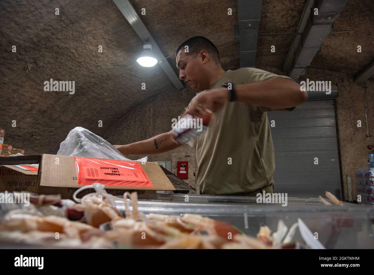 Tecnologia. SGT. Miguel Davila, 379th Expeditionary Medical Support Squadron tecnico di logistica medica, impacchi di prodotti sanguigni 1 luglio 2021, presso al Udeid Air base, Qatar. Davila è uno dei quattro membri del team del Blood Transshipment Center che spediscono prodotti ematici nell'area di responsabilità del comando centrale degli Stati Uniti, utilizzati per improvvisati danni da proiettili e/o esplosioni di dispositivi, ferite da sparo, pazienti critici COVID-19 e pazienti traumatizzati. Foto Stock